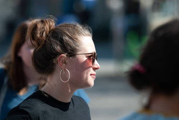 Flensburg, Schleswig-Holstein, Infostand zum Internationalen Tag der Jugend Emilia Fester, Politikerin (Bündnis 90 Die Grünen) und Bundestagskandidatin der GRÜNEN JUGEND in Hamburg, hier: Seitenporträt, Aufnahme vom 12.08.2021, Flensburg, Innenstadt, Südermarkt