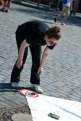 Flensburg, Schleswig-Holstein, Infostand zum Internationalen Tag der Jugend Emilia Fester, Politikerin (Bündnis 90 Die Grünen) und Bundestagskandidatin der GRÜNEN JUGEND in Hamburg betrachtet das Bodentransparent, Aufnahme vom 12.08.2021, Flensburg, Innenstadt, Südermarkt
