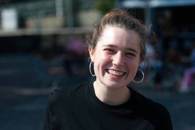 Flensburg, Schleswig-Holstein, Infostand zum Internationalen Tag der Jugend Emilia Fester, Politikerin (Bündnis 90 Die Grünen) und Bundestagskandidatin der GRÜNEN JUGEND in Hamburg, hier: ohne Sonnenbrille, Aufnahme vom 12.08.2021, Flensburg, Innenstadt, Südermarkt