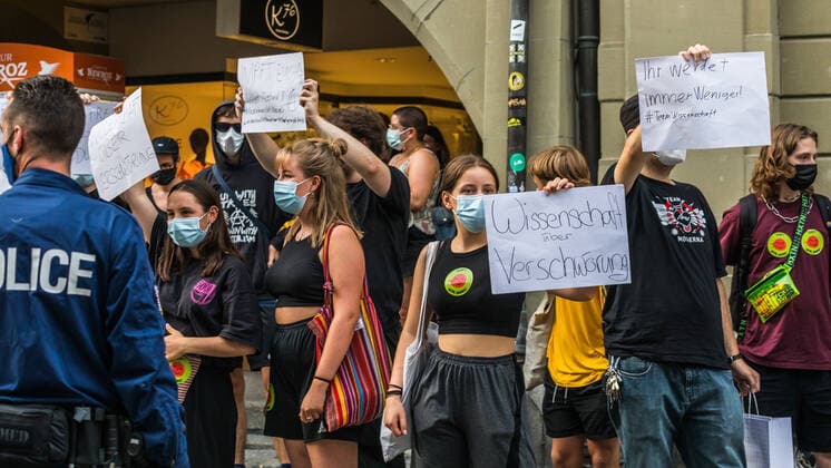 Bern, Schweiz - 12. August 2021: Die linksextreme Antifa demonstrieren gegen Faschismus. Vor dem Fakt, dass genau ein Politiker aus ihren Reihen ungeimpfte Pflegekräfte mittels Sticker markieren wollte, ist dies Bildungslücke befremdend.