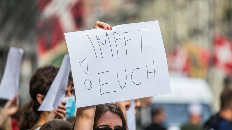Bern, Schweiz - 12. August 2021: Die Linksextremen haben eine klare Botschaft an die demonstrierenden Menschen. Solidarität und Toleranz, was linke Kreise Jahre lang gefordert hatten, war gestern.