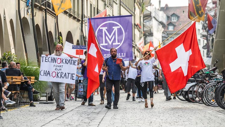 Bern, Schweiz - 12. August 2021: Gemäss den Organisatoren nahmen an der Spontandemonstration gegen die Schweizer Landesregierung über 3000 Personen teil.