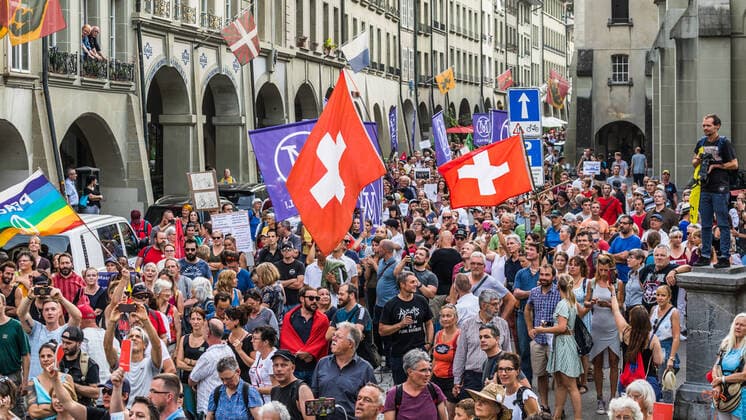 Bern, Schweiz - 12. August 2021: Gemäss den Organisatoren nahmen an der Spontandemonstration gegen die Schweizer Landesregierung über 3000 Personen teil.