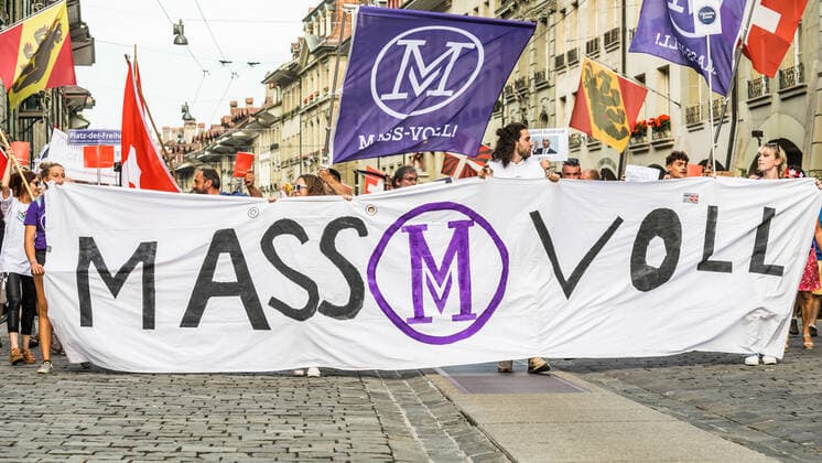 Bern, Schweiz - 12. August 2021: Organisiert wurde die Spontandemonstration von der Jugendbewegung Mass-Voll.