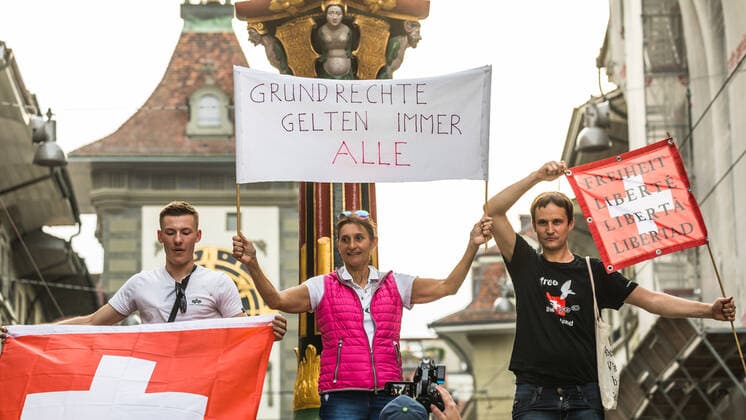 Bern, Schweiz - 12. August 2021: Eine klare Botschaft einer Bürgerrechtlerin.