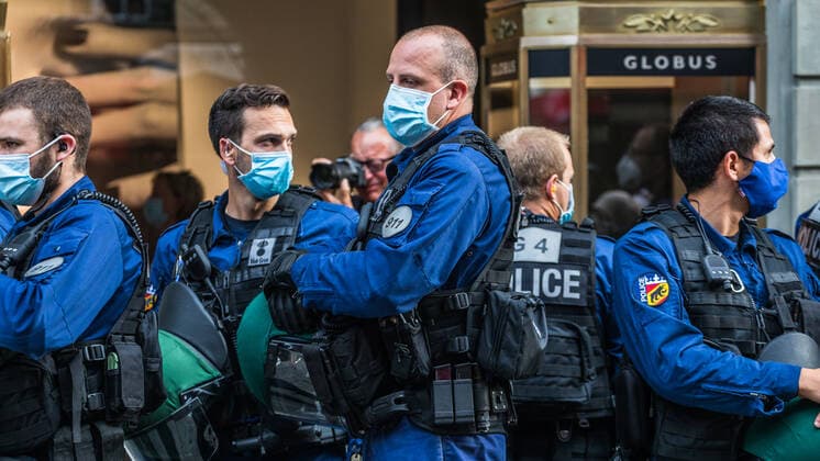 Bern, Schweiz - 12. August 2021: Die zwei Demonstrationen versetzten die Berner Kantonspolizei in Alarmbereitschaft. Sie war mit einem Grossaufgebot vor Ort.