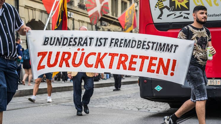 Bern, Schweiz - 12. August 2021: An der Demonstration wurde der Rücktritt des Bundesrates gefordert.