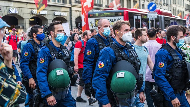Bern, Schweiz - 12. August 2021: Die zwei Demonstrationen versetzten die Berner Kantonspolizei in Alarmbereitschaft. Sie war mit einem Grossaufgebot vor Ort.