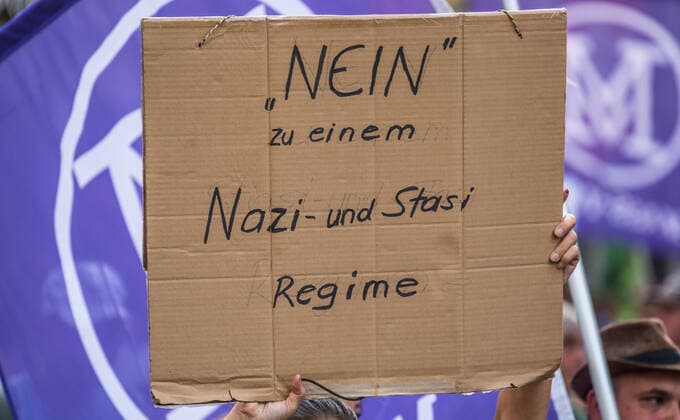 Bern, Schweiz - 12. August 2021: Die Botschaften der Aktivisten an der Demonstration gegen die Schweizer Landesregierung waren klar.
