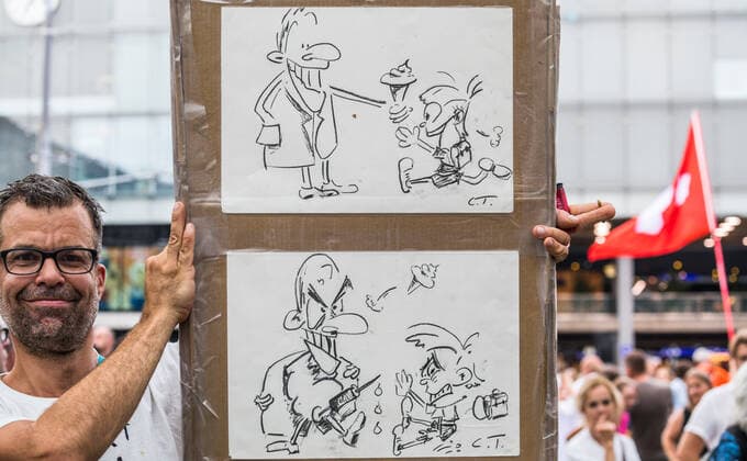 Bern, Schweiz - 12. August 2021: Die Botschaften der Aktivisten an der Demonstration gegen die Schweizer Landesregierung waren klar.