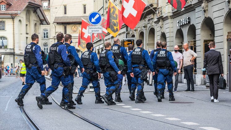Bern, Schweiz - 12. August 2021: Die zwei Demonstrationen versetzten die Berner Kantonspolizei in Alarmbereitschaft. Sie war mit einem Grossaufgebot vor Ort.
