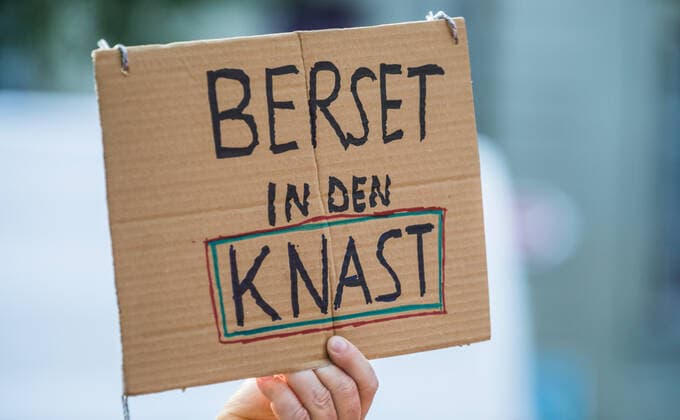 Bern, Schweiz - 12. August 2021: Die Botschaften der Aktivisten an der Demonstration gegen die Schweizer Landesregierung waren klar.