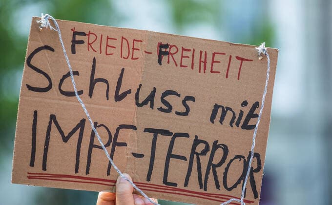 Bern, Schweiz - 12. August 2021: Die Botschaften der Aktivisten an der Demonstration gegen die Schweizer Landesregierung waren klar.