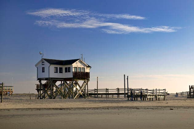 Pfahlbau im Watt bei Ebbe, Deutschland, Schleswig-Holstein, Schleswig-Holsteinisches Wattenmeer Nationalpark, Sankt Peter-Ording pile dwelling in the mudflats at low tide , Germany, Schleswig-Holstein, Schleswig-Holstein Wadden Sea National Park, Sankt Peter-Ording BLWS649278 *** Pile dwelling in the mudflats at low tide , Germany, Schleswig Holstein, Schleswig Holstein Wadden Sea National Park, Sankt Peter Ording BLWS649278 Copyright: xblickwinkel S.xZiesex