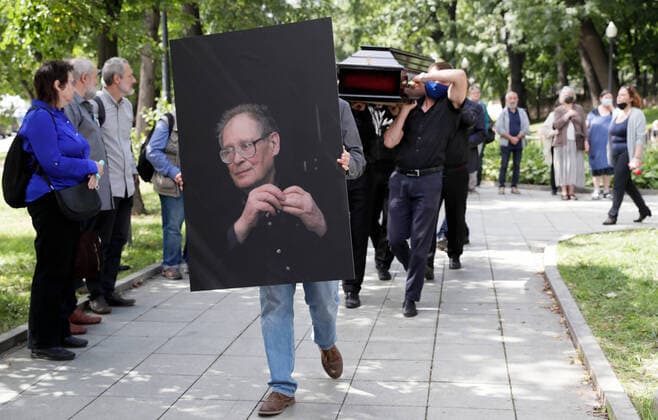 Bilder des Jahres 2021, News 08 August News Themen der Woche KW32 MOSCOW, RUSSIA - AUGUST 13, 2021: Pallbearers carry out the coffin after a farewell ceremony for the late human rights activist and Russiaâ€™s first Human Rights Commissioner Sergei Kovalev at Moscowâ€™s Sakharov Center. Mikhail Metzel TASS  TS10C8A5