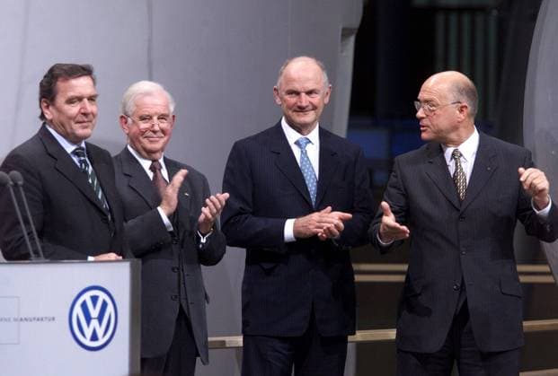Eroeffnung Glaeserne Manufaktur VW Bundeskanzler Gerhard Schroeder (li.), Ministerpraesident Kurt Biedenkopf, VW-Chef Ferdinand Piech, Vorstandsmitglied Volker Weissgerber zur Eroeffnung der Glaesernen Manufaktur von VW am Dienstag (11.12.2001) in der saechsischen Landeshauptstadt Dresden. 800 Menschen sollen in der 365 Millionen Mark teuren neuen Fabrik VW-Fahrzeuge der Oberklasse produzieren. Copyright: Moment Photo Ronald Bonss Nutzung nur gegen Honorar + 7% Mwst und Urhebernennung. *** Opening of the Glaeserne Manufaktur VW Chancellor Gerhard Schroeder left, State Premier Kurt Biedenkopf, VW boss Ferdinand Piech, Member of the board Volke