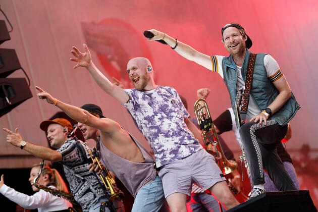 Jojo Berger mit der Band Querbeat, einer 13-köpfigen Brasspop-Band aus Bonn, beim Benefizkonzert für die Opfer der Flutkatastrophe an der Südbrücke. Köln, 12.08.2021