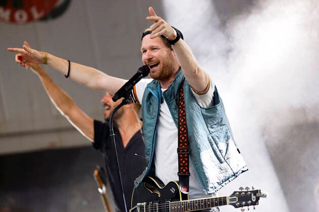Jojo Berger mit der Band Querbeat, einer 13-köpfigen Brasspop-Band aus Bonn, beim Benefizkonzert für die Opfer der Flutkatastrophe an der Südbrücke. Köln, 12.08.2021