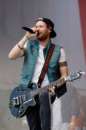 Jojo Berger mit der Band Querbeat, einer 13-köpfigen Brasspop-Band aus Bonn, beim Benefizkonzert für die Opfer der Flutkatastrophe an der Südbrücke. Köln, 12.08.2021