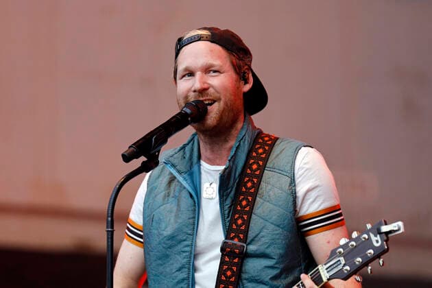 Jojo Berger mit der Band Querbeat, einer 13-köpfigen Brasspop-Band aus Bonn, beim Benefizkonzert für die Opfer der Flutkatastrophe an der Südbrücke. Köln, 12.08.2021