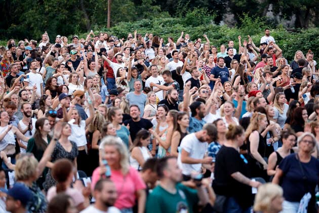 Publikum bei einem Benefizkonzert an der Südbrücke zugunsten der Opfer des Jahrhunderthochwasser in der Eifel. Auftritte und Gastronomie finden unter Corona-Auflagen wegen der Covid-19 Pandemie statt. Ab einer Inzidenz von 50 gilt in Köln wieder: Es dürfen nur 500 getestete Personen in Konzerte, Kinos und Theater innen unter Einhaltung von Mindestabstand. (Themenbild, Symbolbild) Köln, 12.08.2021