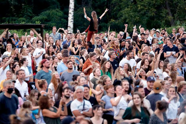 Publikum bei einem Benefizkonzert an der Südbrücke zugunsten der Opfer des Jahrhunderthochwasser in der Eifel. Auftritte und Gastronomie finden unter Corona-Auflagen wegen der Covid-19 Pandemie statt. Ab einer Inzidenz von 50 gilt in Köln wieder: Es dürfen nur 500 getestete Personen in Konzerte, Kinos und Theater innen unter Einhaltung von Mindestabstand. (Themenbild, Symbolbild) Köln, 12.08.2021