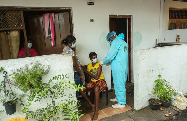 August 13, 2021, colombo, Sri Lanka: Sri Lankan army health official inoculates a man with a dose of the Covid-19 coronavirus during a mobile vaccination drive in Colombo on August 13, 2021. colombo Sri Lanka. - ZUMAd152 20210813_znp_d152_006 Copyright: xPradeepxDambaragex