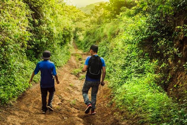  Zwei Männer auf einem Weg durch die Landschaft, Zwei junge Männer auf einem Weg mit Kopierraum Rivas, Nicaragua, Mittelamerika *** Two men on a path through the countryside, Two young men on a path with copy space Rivas, Nicaragua, Central America Copyright: imageBROKER/IsaixHernandez ibxiih06983020.jpg