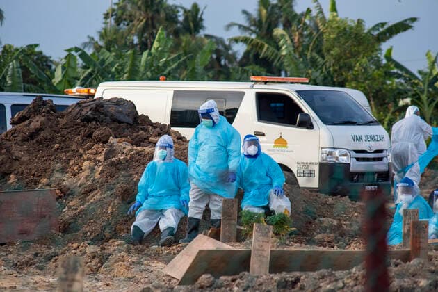 (210813) -- KUALA LUMPUR, Aug. 13, 2021 -- Workers wearing protective suits take a rest at a graveyard in Selangor, Malaysia, Aug. 13, 2021. Malaysia recorded 21,468 new COVID-19 infections, the Health Ministry said on Friday, bringing the national total to 1,363,683. (Photo by Xinhua) MALAYSIA-COVID-19-CASES ChongxVoonxChung