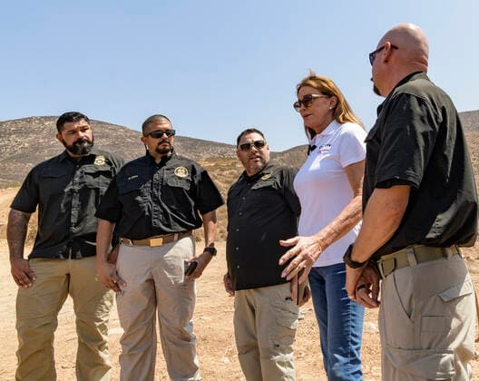 News Bilder des Tages August 13, 2021, San Diego, California, USA: Republican candidate for California governor Caitlyn Jenner visits the border with Mexico, flanked by Border Patrol agents. San Diego USA - ZUMAb202 20210813_znp_b202_002 Copyright: xDavidxBarakx