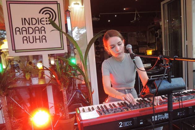 Die deutsche Singer-Songwriterin Maria Basel am Keyboard bei Indie Radar Ruhr vor dem Gdanska, Oberhausen. German singer-songwriter Maria Basel in Oberhausen, 2021. Oberhausen NRW DEU;DE;GERMANY;DEUTSCHLAND;ALLEMAGNE