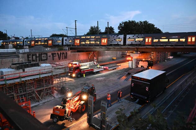 Bilder des Jahres 2021, News 08 August News Themen der Woche KW32 News Bilder des Tages Sperrung der A40 am 13.08.2021 in Mülheim Die viel befahrene Ruhrgebietsautobahn A40 ist am Freitagabend bei Mülheim-Styrum in Richtung Duisburg und Richtung Essen für mehrere Tage gesperrt worden. Die Sperrung beginnt am 13.8. und endet am 23.8. Die Deutsche Bahn will in dem Zeitraum zwei weitere neue Behelfsbrücken über den Autobahn-Fahrbahnen errichten. Nordrhein-Westfalen Deutschland *** Closure of the A40 on 13 08 2021 in Mülheim The busy Ruhr motorway A40 has been closed on Friday evening near Mülheim Styrum in the direction of Duisburg and Essen for several days The closure begins on 13 8 and ends on 23 8 The Deutsche Bahn wants to build two more new temporary bridges over the motorway lanes in the period North Rhine-Westphali