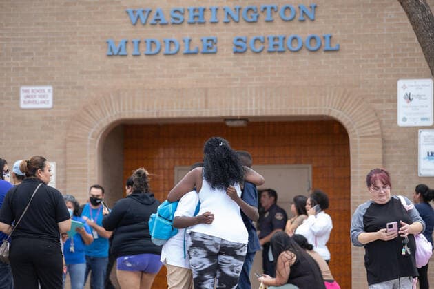 News Bilder des Tages August 13, 2021, USA: Sequaria Asbury embraces her two children, Amari Asbury and Jaelyn Hill, after a shooting at Washington Middle School in Albuquerque, New Mexico on August 13, 2021. Liam DeBonis for the Albuquerque Journal. USA - ZUMAab1_ 20210813_zaf_ab1_011 Copyright: xLiamxDebonisx