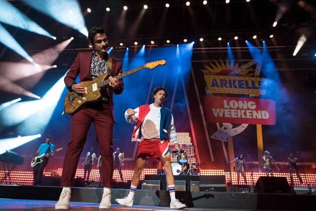 Entertainment Bilder des Tages August 13, 2021, Toronto, on, Canada: Nick Dika, left to right, and Max Kerman of the Arkells, perform at the Budweiser Stage in Toronto on Friday, August 13, 2021. The concert marked the first live event for the band in 17 months due to COVID-19 restrictions. Toronto Canada  - ZUMAc35_ 20210813_zaf_c35_173 Copyright: xTijanaxMartinx