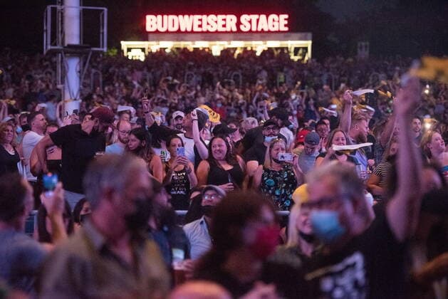 August 13, 2021, Toronto, on, Canada: People cheer the Arkells on stage during their first live performance since the pandemic restrictions lifted, at the Budweiser Stage in Toronto on Friday, August 13, 2021. The concert marked the first live event for the band since the pandemic. Toronto Canada  - ZUMAc35_ 20210813_zaf_c35_195 Copyright: xTijanaxMartinx