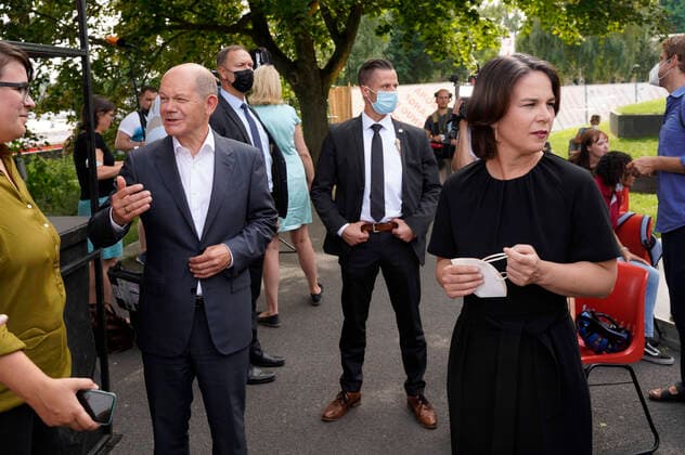 Olaf Scholz und Annalena Baerbock bei der Veranstaltung Frauen Stimmen Gewinnen im Hans Otto Theater. Potsdam, 13.08.2021