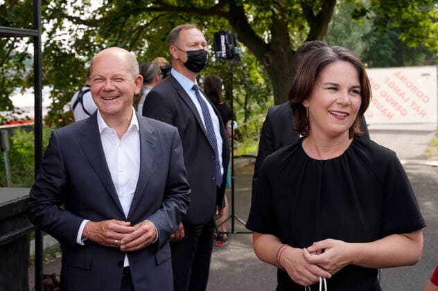 Olaf Scholz und Annalena Baerbock bei der Veranstaltung Frauen Stimmen Gewinnen im Hans Otto Theater. Potsdam, 13.08.2021