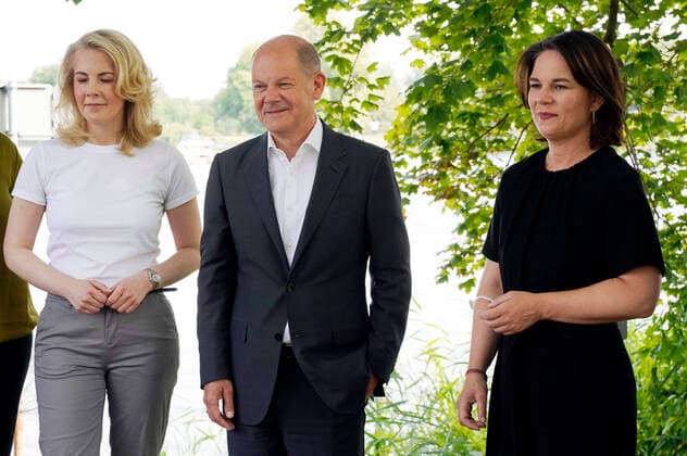 Linda Teuteberg, Annalena Baerbock und Olaf Scholz bei der Veranstaltung Frauen Stimmen Gewinnen im Hans Otto Theater. Potsdam, 13.08.2021