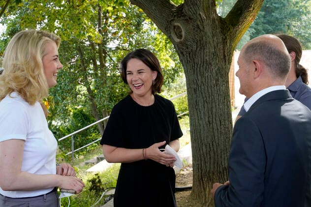 Linda Teuteberg, Annalena Baerbock und Olaf Scholz bei der Veranstaltung Frauen Stimmen Gewinnen im Hans Otto Theater. Potsdam, 13.08.2021