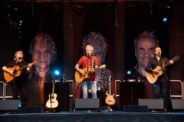 Peter Howarth, Pete Lincoln und Mick Wilson von Frontm3n live beim Open Air Konzert im Kurpark in Bad Aibling. 13.08.2021