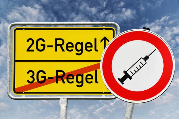 FOTOMONTAGE, Schild mit der Aufschrift 2G-Regel und 3G-Regel