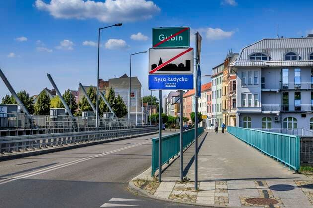 Grenzbrücke Guben Gubin DEU Brandenburg Guben Â Guben ( im Jahr 1235 gegründet) ist eine Grenzstadt, die Neisse teilt die Stadt in das deutsche Guben und das polnische Gubin. Ein grosser Teil des Stadtzentrums, es wurde im 2. Weltkrieg stark zerstört, befindet sich auf polnischem Territorium. Blick auf den ehemaligen Grenzübergang von Gubin nach Guben mit der Grenzbücke über die Neisse. ( *** Border bridge Guben Gubin DEU Brandenburg Guben Â Guben founded in 1235 is a border town, the river Neisse divides the town into the German Guben and the Polish Gubin A large part of the town centre, it was heavily destroyed in World War II, is located on Polish territory View of the former border crossing from Gubin to Guben with the border