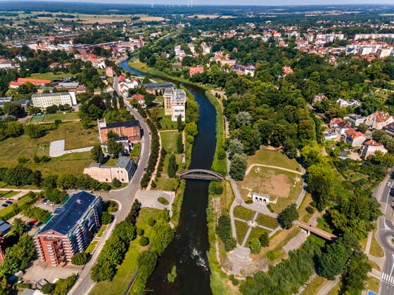 Das neue Stadtzentrum von Guben Gubin DEU Brandenburg Guben Â Guben ist eine geteilte Stadt, die Neiße teilt die Stadt in das deutsche Guben und das polnische Gubin. Ein großer Teil des Stadtzentrums, es wurde im 2. Weltkrieg stark zerstört, befindet sich auf polnischem Territorium, so auch das alte Rathaus und die zerstörte Hauptkirche. Gut zu erkennen die Theaterinsel. ( *** The new city center of Guben Gubin DEU Brandenburg Guben Â Guben is a divided city, the Neisse river divides the city into the German Guben and the Polish Gubin A large part of the city center, it was heavily destroyed in World War II, is on Polish territory, so also the old town hall and the destroyed main church Well to recognize the theater island