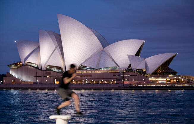 Architektur von Jorn Utzon (210814) -- SYDNEY, Aug. 14, 2021 -- A man exercises near Sydney Opera House in Sydney, Australia, on Aug. 14, 2021. Australia s state of New South Wales (NSW), the worst-hit in the country s current COVID-19 outbreak, reported 466 new local cases on Saturday, a new peak and a nearly 20-percent jump from Friday s 390 cases. Facing the deteriorating situation, the authorities announced a couple of tougher restrictions. From Monday, the radius of movement for residents in Greater Sydney and surrounding areas were reduced from 10 km to 5 km. From Aug. 21, people will need a permit to travel to regional NSW. ) AUSTRALIA-SYDNEY-COVID-19-RESTRICTIONS BaixXuefei 