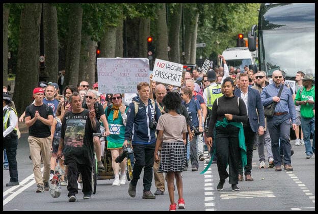. 14 08 2021. London, United Kingdom. Anti Vaccine March. Anti vaccine protesters march through London shouting no vaccine passports.  xMartynxWheatleyx xi-Imagesx IIM-22493-0017