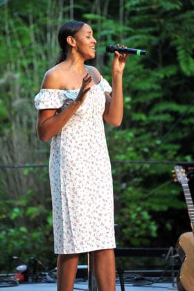 Sängerin Cassandra Steen. Sängerin Cassandra Steen während eines Auftritts am13.08.2021 auf der Seebühne im Luisenpark Mannheim. 20210813MWI0967