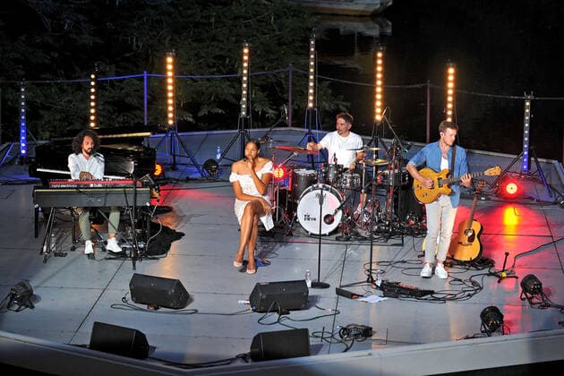 Sängerin Cassandra Steen. Sängerin Cassandra Steen während eines Auftritts am13.08.2021 auf der Seebühne im Luisenpark Mannheim. 20210813MWI1167