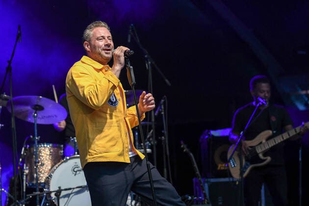 14.08.2021, xlakx, Entertaiment Musik, SASHA und Band auf der Freilichtbühne Eisenhuettenstadt emspor, v.l.Das Jubilaeumskonzert zu 70 Jahre plus 1 Werk & Stadt von SASHA mit Band Jubilaeen sind immer ein Anlass für ein großes Fest und in unserem Fall für eine ganze Festwoche . Wir feiern 70 Jahre Werk & Stadt zwar erst jetzt, ein Jahr spaeter, sind aber umso gluecklicher, dass nun die - Eisenhuettenstaedter Freilichtbühne mit ganz unterschiedlichen Veranstaltungen in Szene gesetzt wird. Eisenhuettenstadt