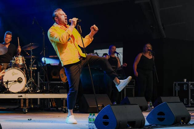 14.08.2021, xlakx, Entertaiment Musik, SASHA und Band auf der Freilichtbühne Eisenhuettenstadt emspor, v.l.Das Jubilaeumskonzert zu 70 Jahre plus 1 Werk & Stadt von SASHA mit Band Jubilaeen sind immer ein Anlass für ein großes Fest und in unserem Fall für eine ganze Festwoche . Wir feiern 70 Jahre Werk & Stadt zwar erst jetzt, ein Jahr spaeter, sind aber umso gluecklicher, dass nun die - Eisenhuettenstaedter Freilichtbühne mit ganz unterschiedlichen Veranstaltungen in Szene gesetzt wird. Eisenhuettenstadt