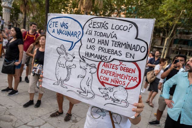 August 14, 2021, Barcelona, Spain: A protester holding a placard against childhood Covid 19 vaccination, during the demonstration..Hundreds of people have gathered at the Arc de Triomphe against the campaign launched by the Department of Health and the Spanish Government to vaccinate children against Covid 19. Barcelona Spain - ZUMAs197 20210814_zaa_s197_203 Copyright: xPacoxFreirex
